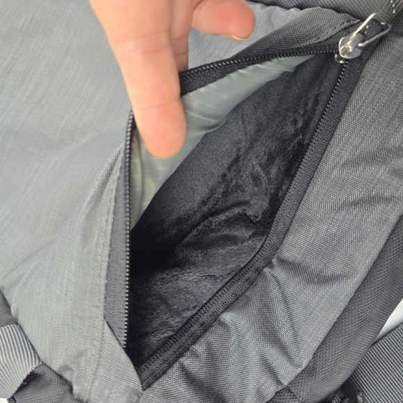 Thule Stravan Deluxe 15" Laptop Mackbook/Ipad Bag/Attache, Grey and Black - Picture 7 of 10